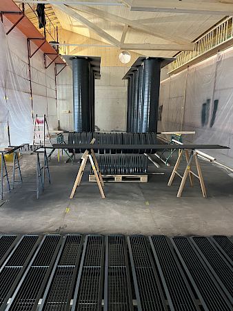Lackieren von Lüftungsrohren am Tauernhof in Österreich