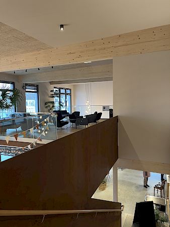 Stahlgeländer im Design Rostoptik im Café Connect