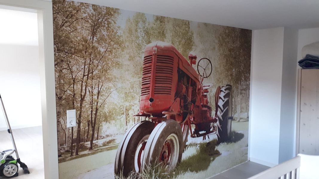 Tapezieren einer Fototapete im Kinderzimmer