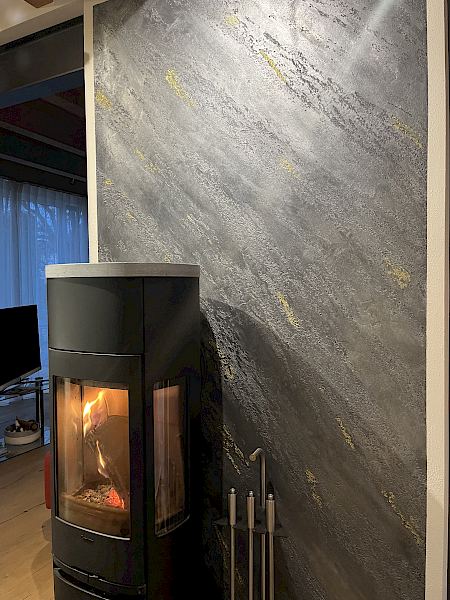 Besondere Spachteltechnik an der Kamin-Wand