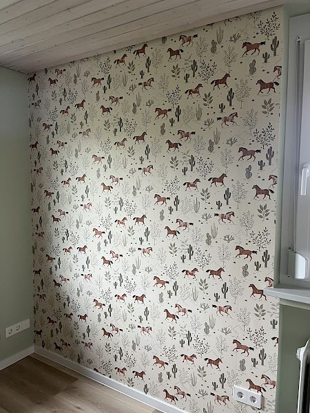 Tapezieren einer Mustertapete im Kinderzimmer