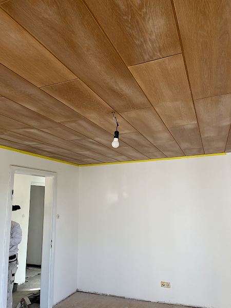 Lackieren einer Holzdecke