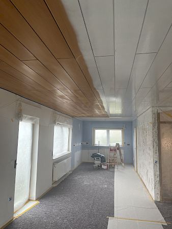 Lackieren einer Holzdecke