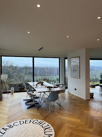 Malerarbeiten in einem neugebauten Einfamilienhaus