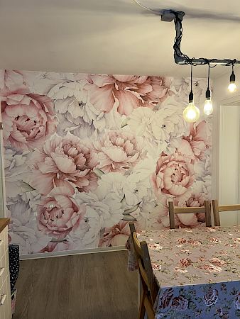 Tapezieren einer Mustertapete im Esszimmer