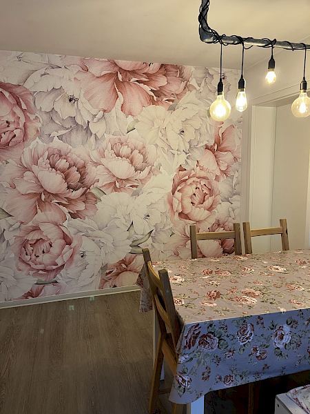 Tapezieren einer Mustertapete im Esszimmer