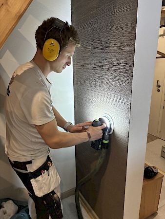 Besondere Lehmspachteltechnik im Wohnzimmer