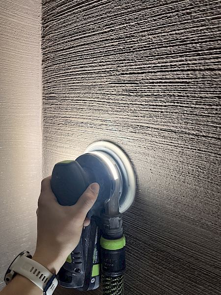 Besondere Lehmspachteltechnik im Wohnzimmer